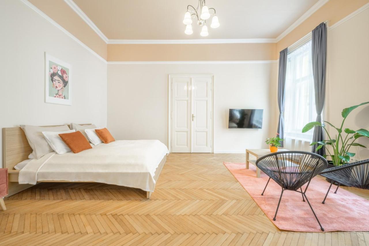Best Seasons Andrassy Budapest Exterior photo